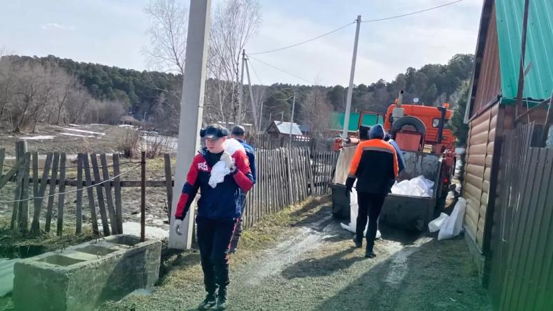 Мешки с песком уложат вдоль реки Басандайка в Томске для сдерживания воды