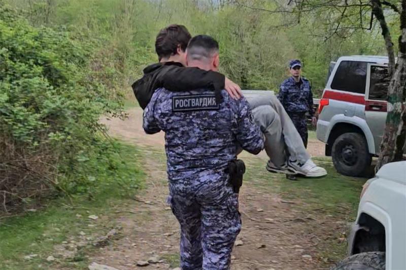 Сотрудники Росгвардии оказали помощь в транспортировке сорвавшихся со скалы подростков в Сочи