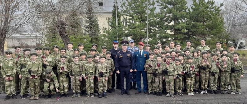 В Магнитогорске начальник территориального управления Росгвардии вручил береты участникам «Гвардейской смены»