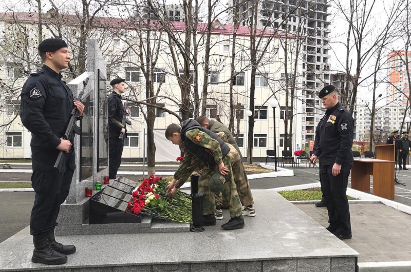 Во Владивостоке состоялась церемония открытия мемориала, посвященного погибшим сотрудникам ОМОН