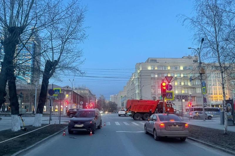 Внедорожник сбил школьницу на электросамокате в центре Новосибирска