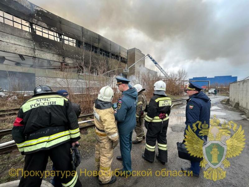 Прокуратура начала проверку из-за пожара на складе в Новосибирске