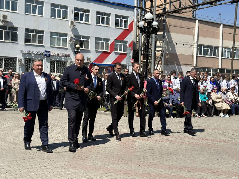 Митинг, посвященный Великой Победе, состоялся у мемориала памяти работникам Уссурийского ЛРЗ