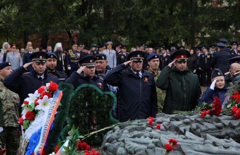 Руководство и личный состав территориального управления Росгвардии возложили цветы к Вечному огню в Челябинске