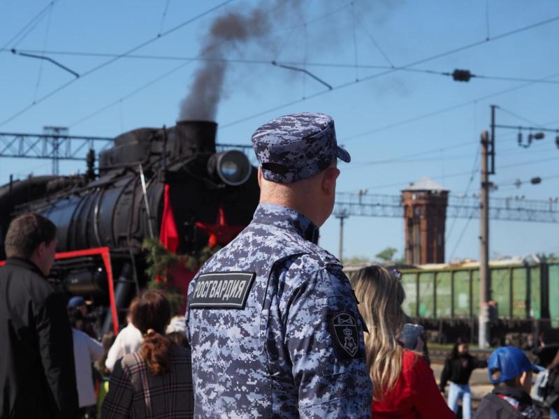  Росгвардейцы обеспечили безопасность прибытия «Поезда Победы» в Оренбург