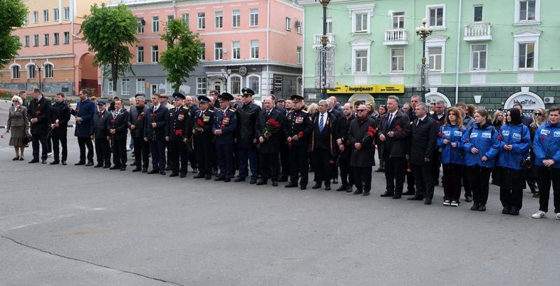 В Орле начальник территориального Управления Росгвардии возложил цветы к Стене памяти