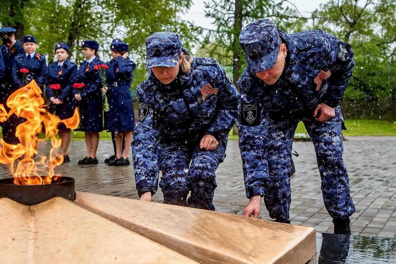 В Подмосковье росгвардейцы почтили память Героев Великой Отечественной войны и возложили цветы к мемориальным комплексам региона