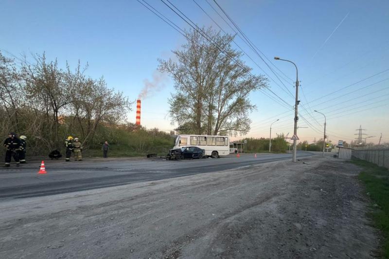 Один погиб и трое пострадали в ДТП с пассажирским автобусом в Новосибирске