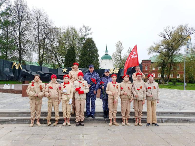 Возложение цветов к мемориалу павшим в Великой Отечественной войне