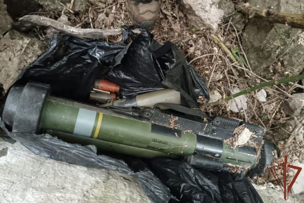 Спецназовцы Росгвардии совместно с военными контрразведчиками обнаружили иностранные гранатомёты ВСУ в ДНР
