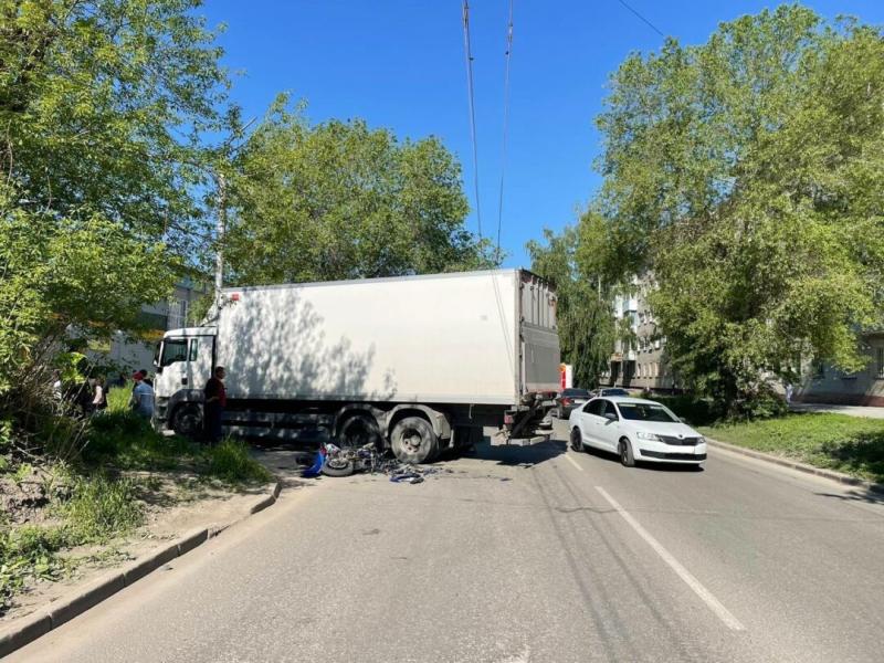 Мотоциклист влетел в грузовик в Новосибирске