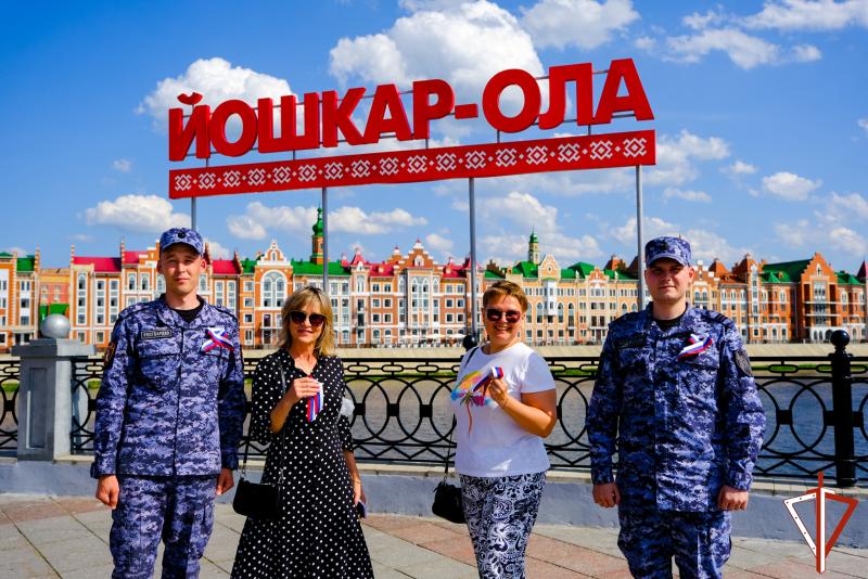 Росгвардейцы поддержали всероссийскую акцию «Российский триколор» в Йошкар-Оле