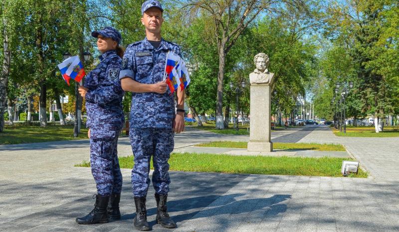 В День России пензенские росгвардейцы присоединились ко Всероссийской акции «Российский триколор»