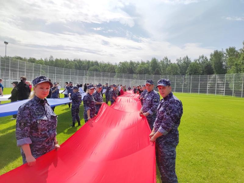 Росгвардейцы приняли участие в патриотическом флешмобе, посвящённом Дню России в Москве