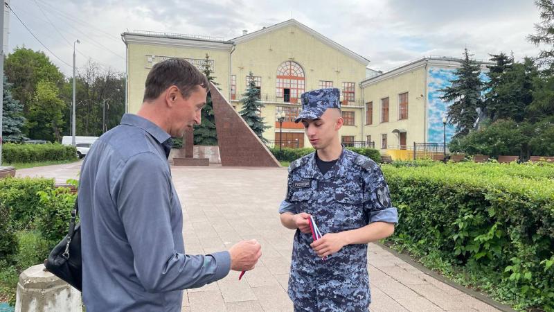 В День России столичные росгвардейцы приняли участие в акции «Ленточка-триколор»