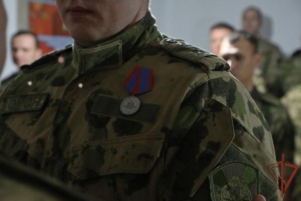 В ЛНР командующий группировкой войск вручил государственные награды росгвардейцам