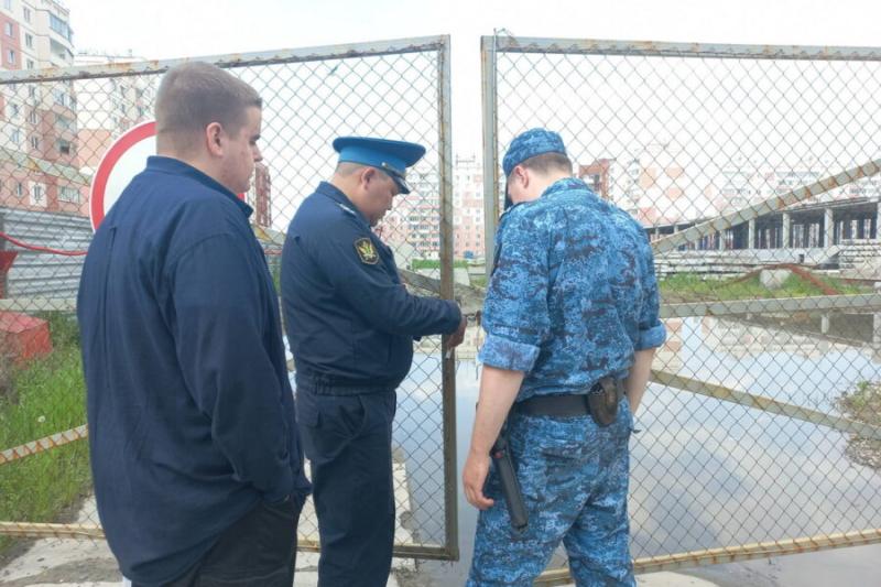 Приставы приостановили строительство концессионной школы на левом берегу Новосибирска