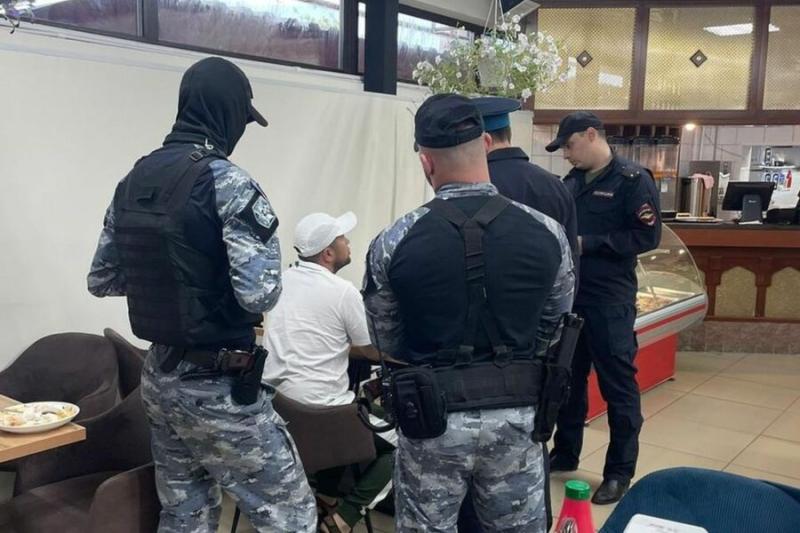 Все на выход: «Али-Бабу» с мигрантами закрыли на Хилокской в Новосибирске