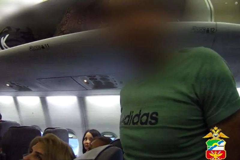 «А что, нельзя?»: пассажира рейса из Баку оштрафовали за курение на борту самолета в Новосибирске