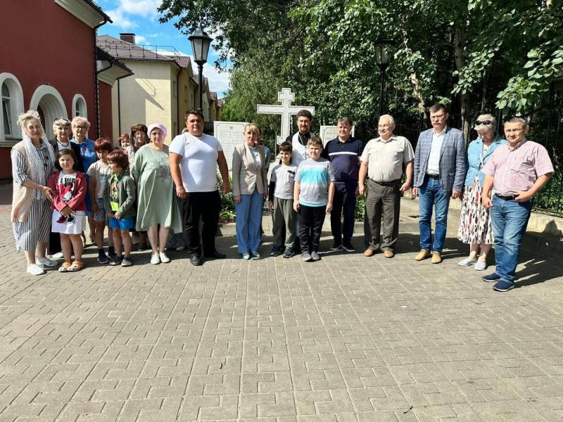 К памятнику в деревне Жуково жители возложили цветы в День памяти и скорби
