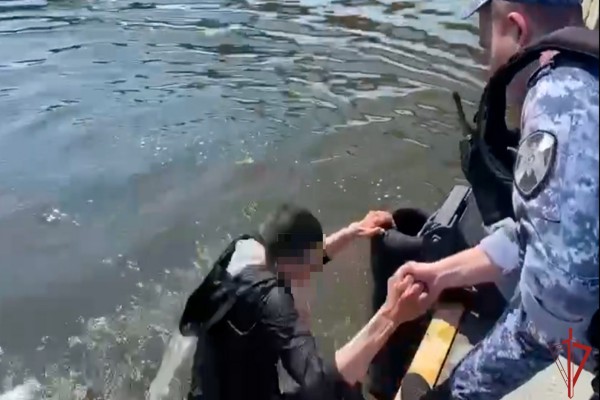 Сотрудники Росгвардии оказали помощь мужчине, который упал в Москву-реку