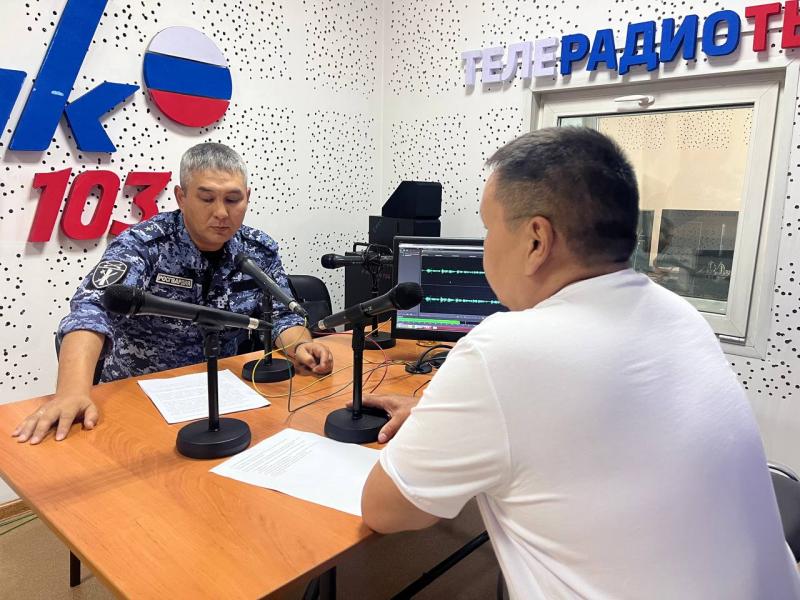 Инспектор ЛРР рассказал о возможностях передачи оружия  слушателям Радио России-Тыва