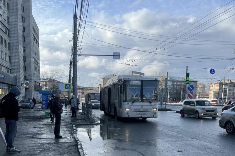 В Новосибирске водители автобусов отказываются работать за зарплату в 100 тысяч