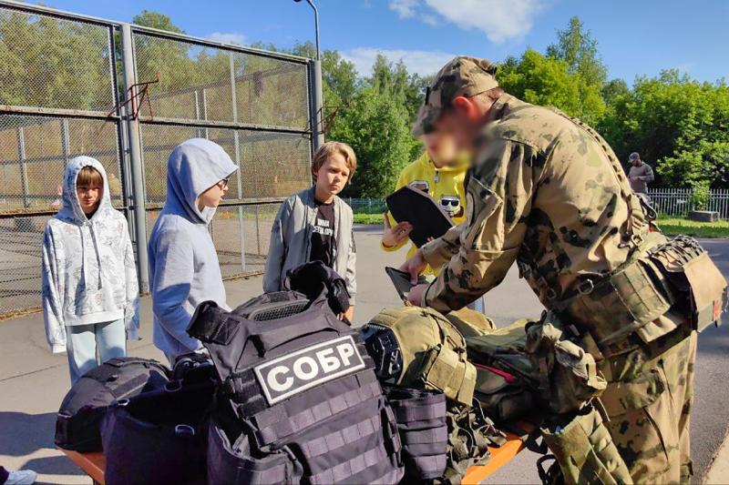 Сотрудники СОБР провели акцию «Каникулы с Росгвардией» для детей в Кузбассе