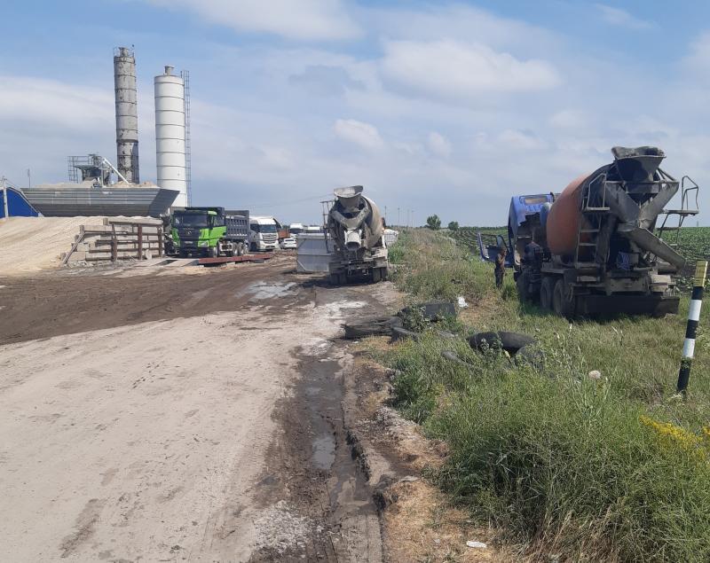 СК и прокуратура не указ? Под Воронежем незаконный бетонный завод продолжает пылить, шуметь и «убивать» местные дороги