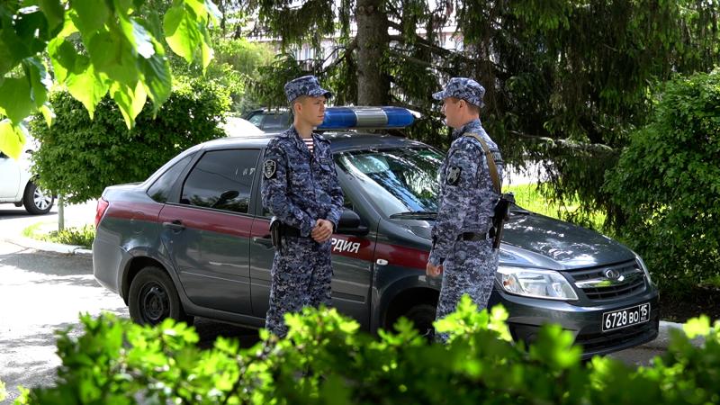 Пензенские росгвардейцы обеспечивают охрану общественного порядка в выходной день на центральной улице города