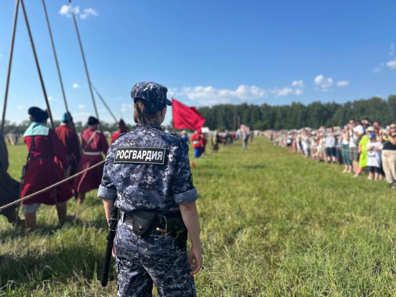 Росгвардейцы обеспечили общественную безопасность на фестивале «Гуляй Город» в селе Молоди