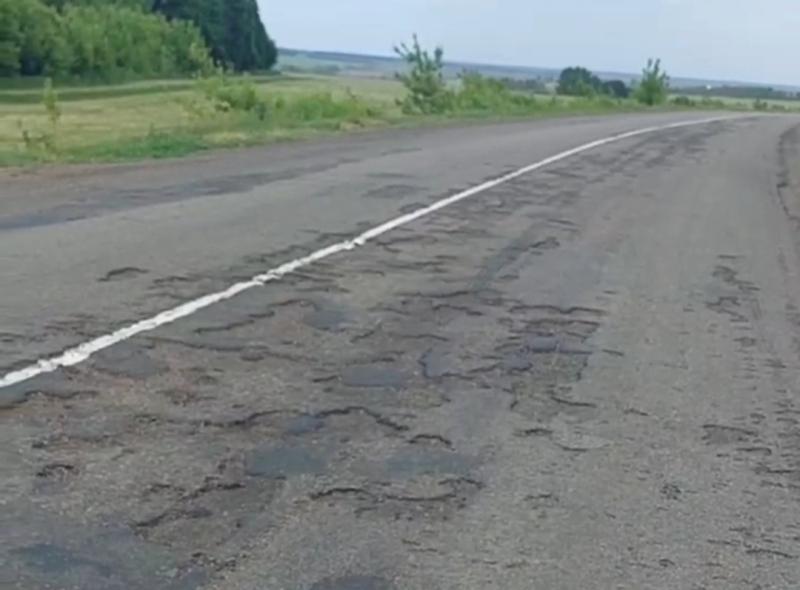 В Воронежской области новую разметку на региональной дороге нанесли прямо поверх огромных ям и промоин