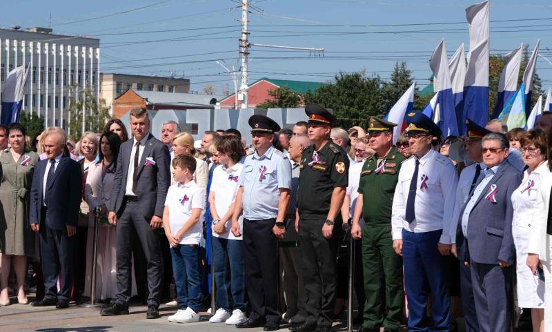 Заместитель начальника регионального управления Росгвардии принял участие в торжественном мероприятии в честь Дня государственного флага России в Тамбове