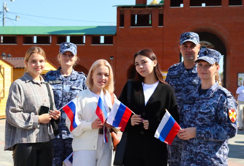 Росгвардейцы Марий Эл присоединились к патриотическим акциям, посвященным Дню Российского флага