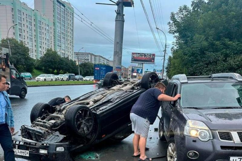 Ниссан перевернулся на крышу после ДТП в центре Новосибирска