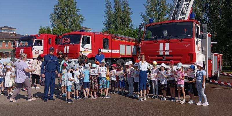 Скоро в школу: пожарные столицы за детскую безопасность