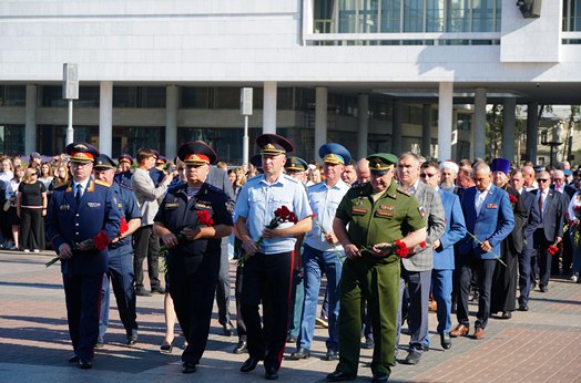 В Ульяновске начальник территориального управления Росгвардии возложил цветы к памятнику Героя России Дмитрия Разумовского