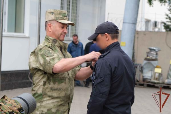 Генерал-полковник Александр Попов вручил государственные награды отличившимся росгвардейцам в Белгородской области