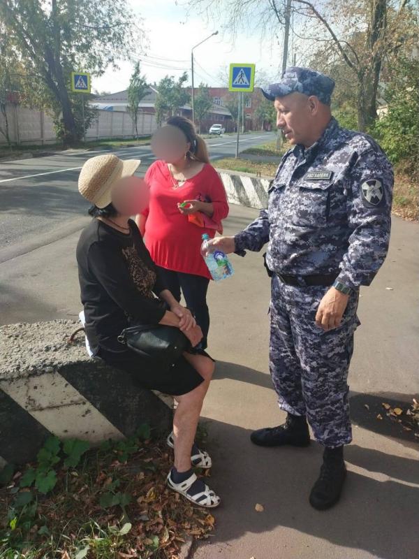 В Подмосковье сотрудники Росгвардии оказали помощь женщине, почувствовавшей недомогание на улице