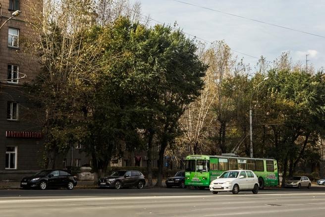 Попрощались с зелеными: на еще один маршрут в Новосибирске вышли стильные бело-голубые троллейбусы