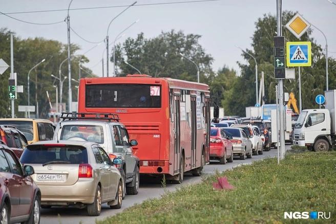 «Ходим и плачем»: жители Затулинки вынуждены пешком обходить пробки — решение проблемы стоит 6 миллиардов, но может не помочь