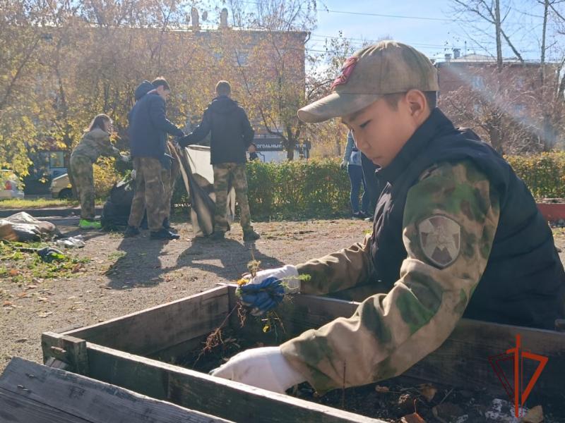 Кадеты Росгвардии привели в порядок Сквер Памяти участников Великой Отечественной войны в Иркутске