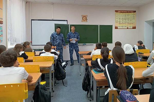 Сотрудники уголовно-исполнительной системы Дагестана рассказали подросткам о вреде наркотиков