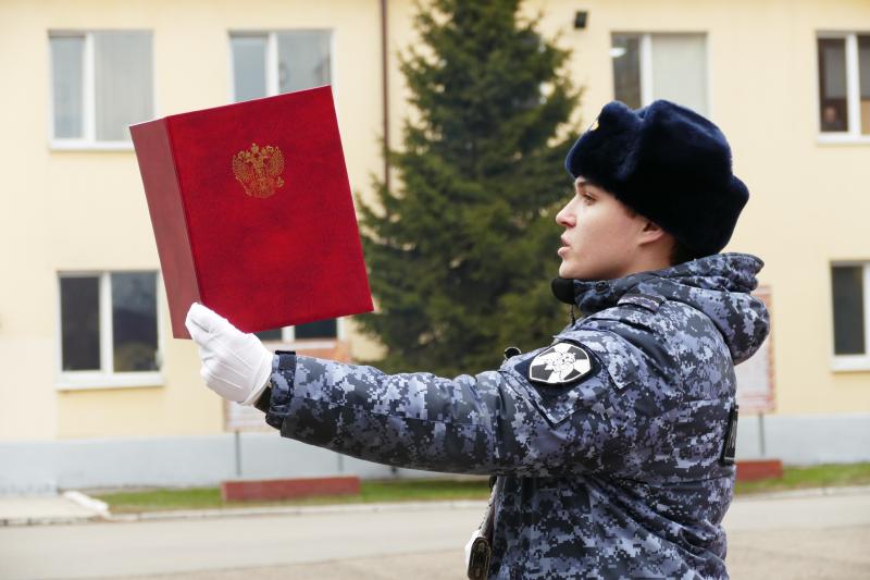 Ко Дню вневедомственной охраны молодые сотрудники Росгвардии торжественно приняли присягу в Иркутске