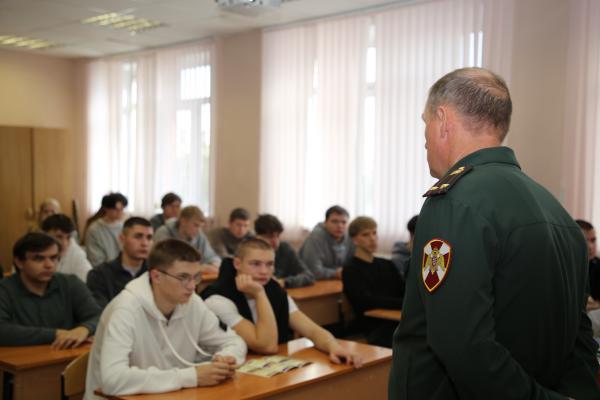 Мордовии студентам политехнического колледжа рассказали, какие профессии можно получить в институтах Росгвардии