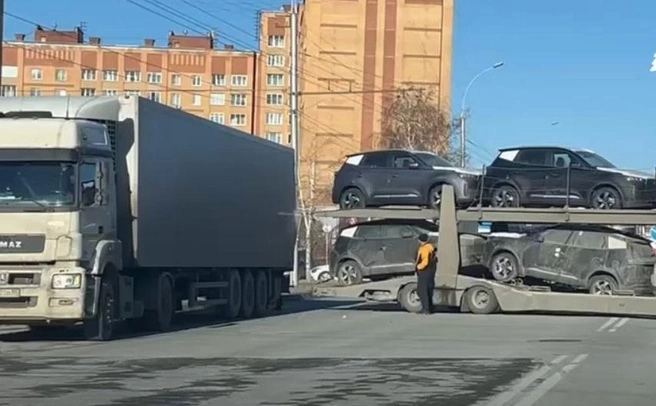 «Сошлись звезды»: автовоз при развороте зацепил фуру на Владимировской — впечатляющее видео