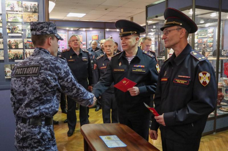 Около 100 росгвардейцев завершили обучение в Центре профессиональной подготовки в Москве