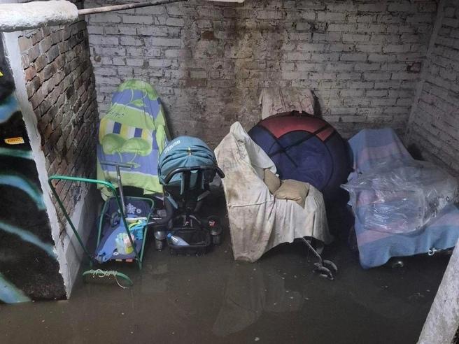 В воде коляски и велосипед: в Новосибирске вторые сутки топит подвал дома — удручающее видео потопа