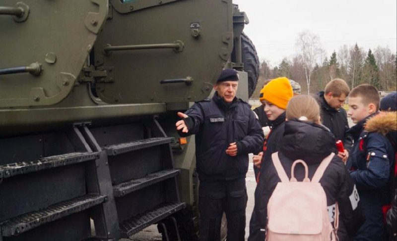 В Подмосковье сотрудники ОМОН «Пересвет» провели уникальную экскурсию по отряду для школьников