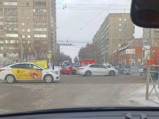 Водителя зажало в машине после жесткого удара «Мерседеса» и «Тойоты» на Фрунзе